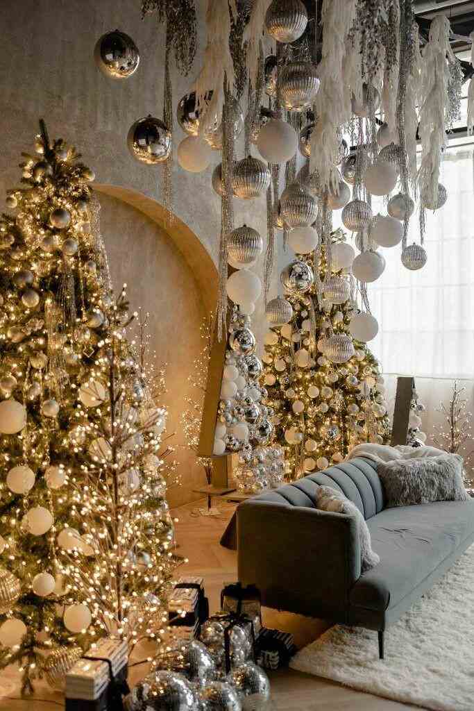 Monochromatic Christmas Decoration Themes